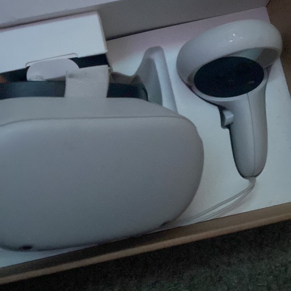 Oculus Quest 2 - Picture 2 of 3